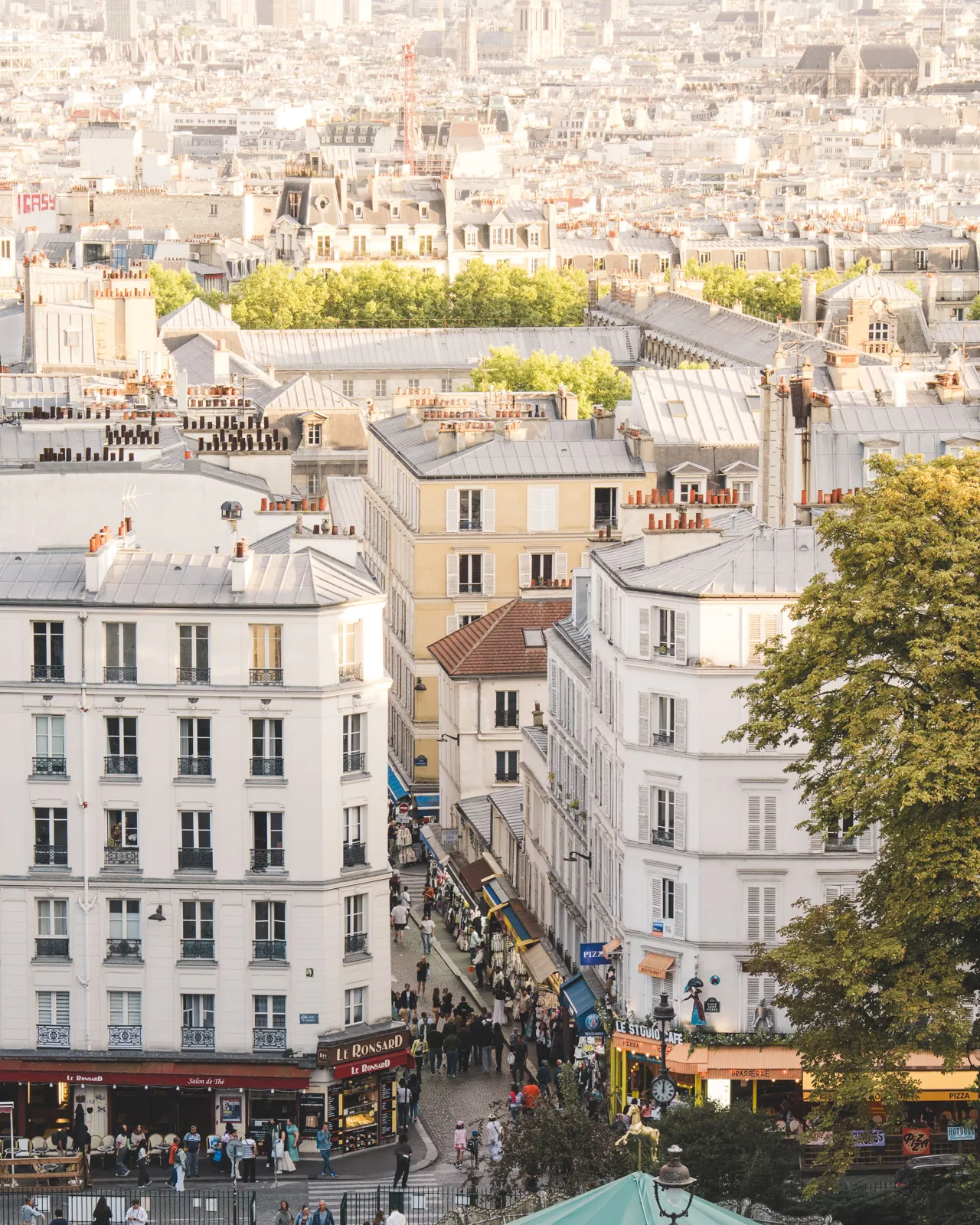 Les toits de Paris vus depuis la butte Montmartre, une rue animée en contrebas